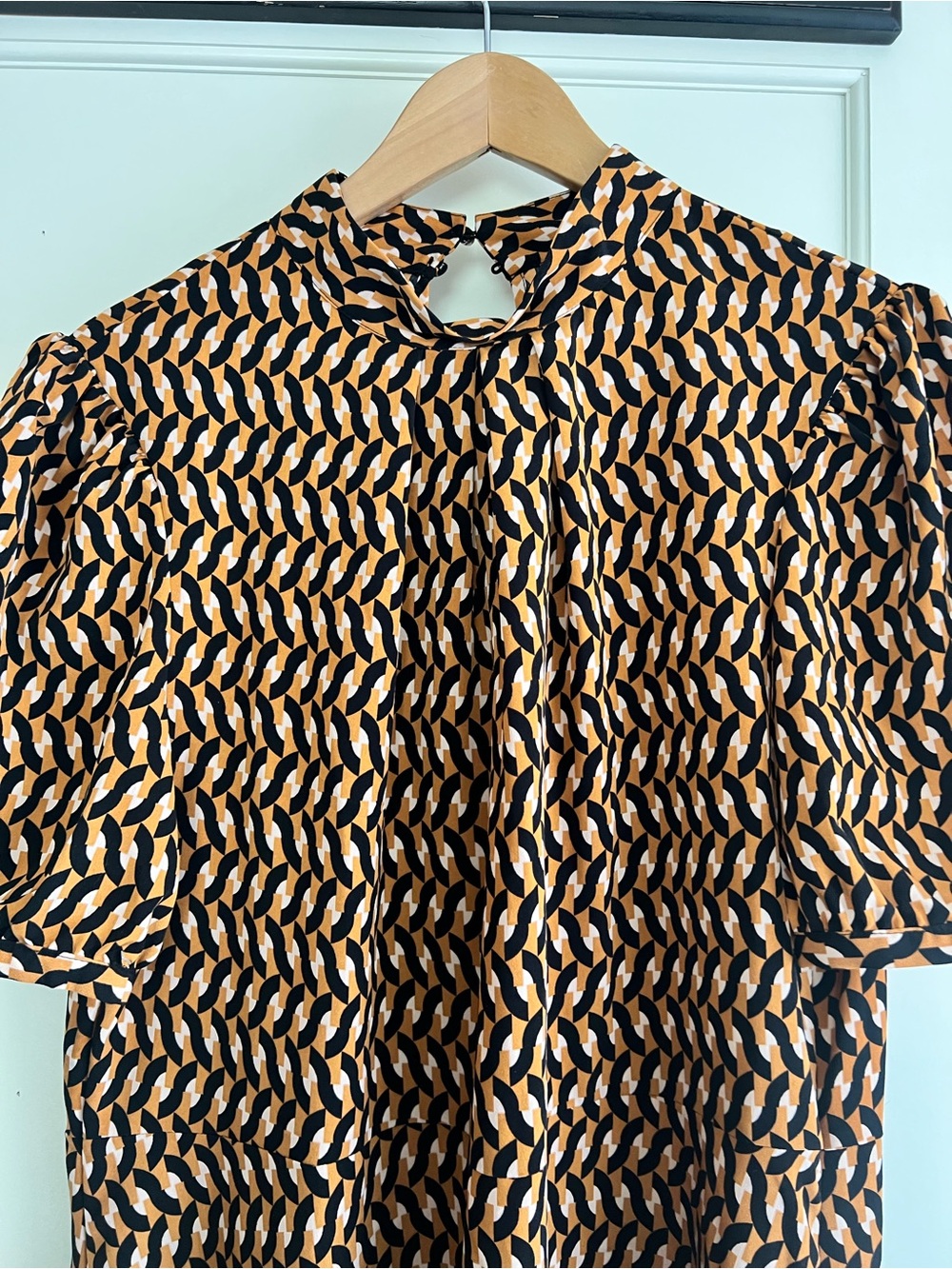 Who what wear - Geometric Print Puff Sleeve Blouse in Black and Gold L